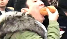 吃瓜大赛摸脖子视频,这瓜太带劲了！