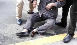 老人被打路人吃瓜视频大全,路人围观，吃瓜视频记录惊人一幕