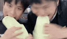 疯狂小杨哥醉酒吃瓜视频,现场笑料百出！