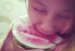 吃瓜勾脖子的视频素材,网络热门视频幕后故事揭秘