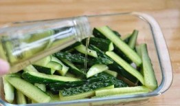 腌咸瓜怎么腌接着吃视频,轻松掌握家常美味延续之道