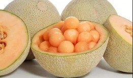 哈密瓜孩子吃瓜视频,萌态十足引网友热议