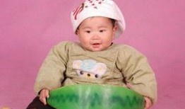 八个月宝宝吃瓜视频,萌态十足！