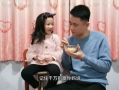 爸爸喂女儿吃哈密瓜视频