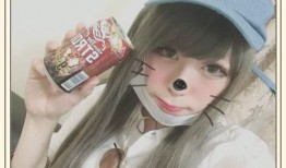 小千禧吃瓜变装视频,趣味横生短视频走红网络