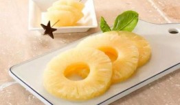 旅游女子吃蜜瓜视频下载,女子旅游视频中的甜蜜瞬间下载分享