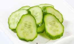 景区吃蜜瓜的女生视频,景区女生吃瓜视频走红