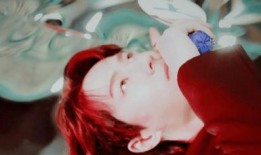 一博吃瓜姿势视频,萌态尽显，网友直呼可爱