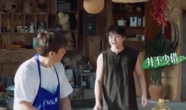 播放吃瓜看戏视频,跟随镜头，一探吃瓜看戏的趣味时光