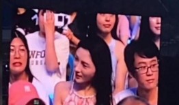 吃瓜眼镜女视频