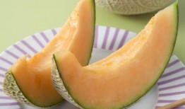 拿勺吃哈密瓜的视频播放,拿勺品尝的视觉盛宴