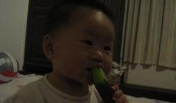 八个月宝宝吃瓜视频,萌态十足！
