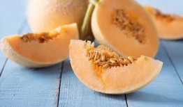 哈密瓜孩子吃瓜视频,萌态十足引网友热议