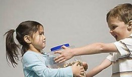 小孩吵架大人吃瓜视频播放,大人“吃瓜”成现场焦点